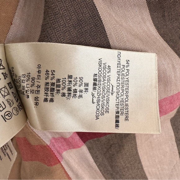 Iconic and timeless trench-coat from Burberry in wool. - Picture 4 of 8